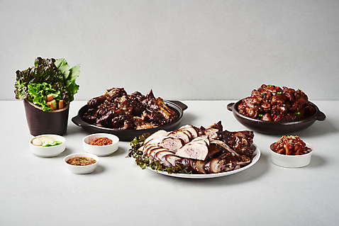 포토 그릇 식기 음식 백그라운드 채소 뿌리채소 실내 육류 돼지고기 내부 회색 양념 족발 젓갈 파일형식 모듬세트 모듬 당근 종지 접시 사람없음 야식 매운족발 상추 깻잎 쌈채소 마늘 고추 쌈장 새우젓 무말랭이 회색배경 스튜디오촬영 JPG 국내포토