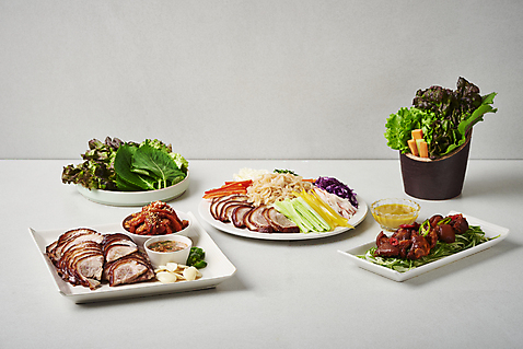 포토 그릇 식기 음식 백그라운드 채소 뿌리채소 실내 육류 돼지고기 내부 회색 양념 소스_음식 족발 젓갈 파일형식 모듬세트 머스터드 종지 접시 사람없음 야식 요리 냉채족발 매운족발 상추 깻잎 쌈채소 당근 오이 마늘 고추 새우젓 무말랭이 소스 회색배경 스튜디오촬영 JPG 맛살 국내포토