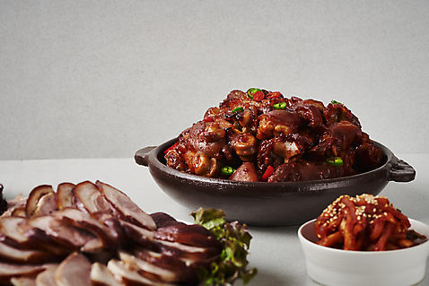 포토 식기 백그라운드 채소 실내 육류 돼지고기 내부 회색 족발 파일형식 고추 접시 사람없음 야식 요리 매운족발 무말랭이 회색배경 스튜디오촬영 JPG 국내포토