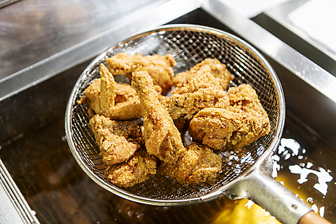 포토 음식 모션 주방용품 내부 조리도구 기름_음식 닭고기요리 파일형식 보여주기 튀김망 사람없음 실내 식용유 치킨 JPG 튀김 튀김기 주방 국내포토