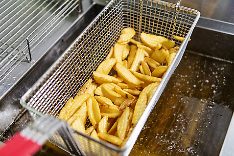 포토 음식 모션 주방용품 감자 촬영기법 내부 조리도구 튀김 기름_음식 감자요리 파일형식 웨지감자 들기 튀김망 소프트포커스 사람없음 실내 식용유 감자튀김 JPG 튀김기 주방 국내포토