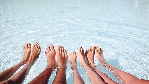 딸 어린이 여행 장난 가족 발 엄마 휴가 휴식 사람 소녀 여러명 성인 야외 물 여름 파란색 수중 수영 활발 젖음 아빠 당구 아래 휴양지 양발 MOV 해외동영상 클립영상 자연요소 계절 여자 컬러 다수 컨셉 관계 신체부위 구기 장소 수상스포츠 방향 위치 동영상 파일형식