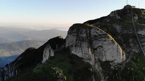 컬러 여행 백그라운드 자연 아침 산 파노라마 풍경 초원 사람없음 야외 초록색 여름 빛 컬러풀 햇빛 태양 일출 환경 계곡 일몰 하이킹 안개 정상 저녁 숲 언덕 루마니아 내추럴 산악지대 드론 절정 조감도 4K MP4 해외동영상 클립영상 주간 자연요소 계절 유럽 레저 날씨 촬영기법 노을 야간 생태계 동영상 파일형식