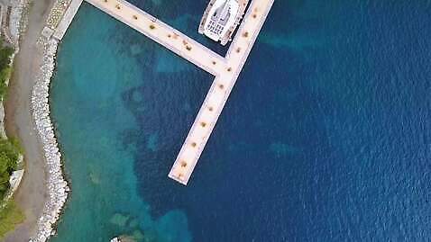 바다 여행 하늘색 요트 교통시설 휴가 항해 안테나 사람없음 물 여름 파란색 항구 맑음 흰색 만 투명 보트 고급 크루즈 갑판 함선 포트 항공촬영 드론 조감도 터키석 내려보기 4K MP4 해외동영상 클립영상 자연요소 계절 뷰포인트 컬러 교통 컨셉 배_교통 통신 모션 날씨 보석 시설 동영상 파일형식