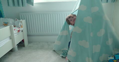 백인 놀이 영국 바닥 함께함 실내 텐트 소년 두명 카펫 침실 침대 엿보기 형제 걸음마 남동생 4K MOV 해외동영상 클립영상 서양인 남자 유럽 어린이 가구 컨셉 가족 모션 캠핑도구 사람 내부 동생 동영상 파일형식