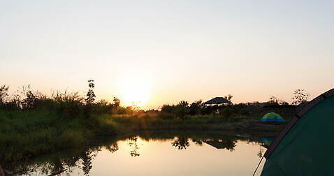공원 호수 여행 태국 자연 텐트 풍경 사람없음 야외 물 여름 빛 태양 일출 일몰 새벽 캠핑 하이킹 연못 시간 습지 저녁 내추럴 4K 타임랩스 MOV 해외동영상 클립영상 자연요소 계절 공공시설 아시아 레저 촬영기법 캠핑도구 노을 야간 생태계 동영상 파일형식