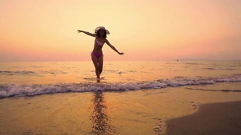 모자 라이프스타일 드레스 여자 행복 실루엣 바다 모션 자연 휴식 기념 사람없음 야외 물 여름 햇빛 태양 섹시 일출 일몰 새벽 산책 활발 기쁨 자유 축하 춤 저녁 하와이 무료 수평선 4K MP4 해외동영상 클립영상 자연요소 잡화 옷 계절 감정 컨셉 문화예술 촬영기법 사람 생활 노을 미국 야간 생태계 동영상 파일형식