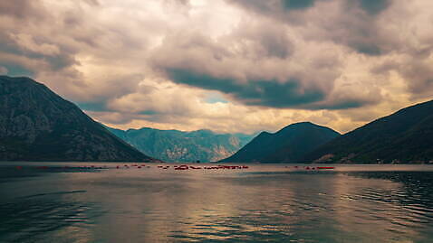 구름 전통 유럽 호수 파도 바다 여행 자연 하늘 휴가 산 파노라마 풍경 사람없음 야외 물 여름 파란색 반사 마을 도시 보트 크루즈 고도 장면 타운 랜드마크 몬테네그로 4K 타임랩스 MOV 해외동영상 클립영상 자연요소 계절 나라 컬러 배_교통 촬영기법 생태계 동영상 파일형식