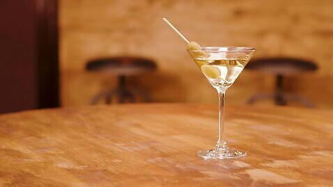 음료 백그라운드 유리 탁자 주류 사람없음 장식 파티 식당 주스 추위 축하 알코올 신선 칵테일 바 고명 클래식 우아함 달콤 맛 시원함 계산대 클럽 상쾌 올리브 슛 마티니 보드카 섞기 토닉 유흥 4K MOV 해외동영상 클립영상 열매 감정 가구 컨셉 재질 이벤트 상점 동영상 파일형식