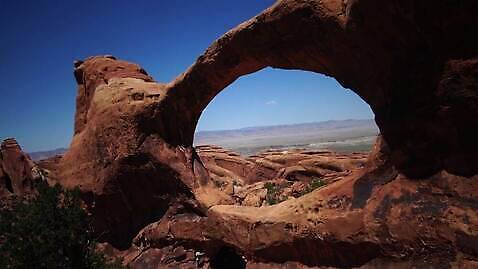 공원 여행 자연 하늘 산 건조 국립공원 풍경 사람없음 야외 햇빛 미국 사막 바위 아치 사암 내추럴 전국 지질학 4K MP4 해외동영상 클립영상 공공시설 교육 북아메리카 태양 돌_바위 생태계 동영상 파일형식