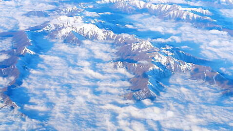 구름 여행 날개 창문 교통시설 하늘 날씨 산 비행기 안테나 미술 풍경 사람없음 중국 분위기 항공 제트기 엔진 대패 로키산맥 수평선 4K MOV 해외동영상 클립영상 자연요소 아시아 교통 컨셉 통신 항공교통 문화예술 대중교통 시설 동영상 파일형식