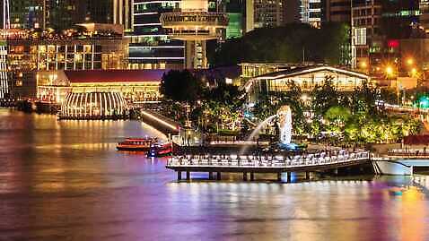 여행 백그라운드 비즈니스 건축양식 교통시설 호텔 거리 풍경 사람없음 건물 빛 강 도시풍경 컬러풀 조각상 반사 탑 항구 고층빌딩 새벽 발코니 축하 도시 보트 그룹 도심 야간 사자 심볼 분수 해안도시 스카이라인 빛망울 싱가폴 랜드마크 수도권 인기 4K 타임랩스 MP4 해외동영상 클립영상 자연요소 건축물 건축 아시아 컬러 교통 컨셉 배_교통 포유류 숙소 촬영기법 빌딩 조형물 시설 지역 동영상 파일형식