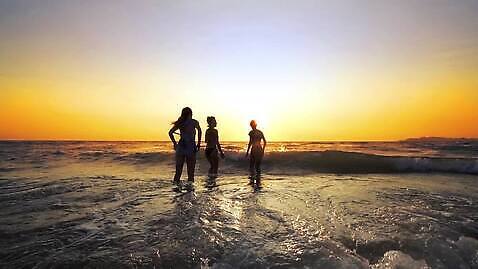 라이프스타일 여자 딸 행복 어린이 모래 파도 바다 여행 가족 모션 하늘 엄마 휴가 함께함 따뜻함 건강 미소 사람 성인 야외 물 여름 달리기 태양 걷기 일출 점프 일몰 기쁨 아빠 황금 저녁 분무기 느림 MP4 해외동영상 슬로모션 클립영상 자연요소 계절 감정 컨셉 관계 촬영기법 표정 생활 노을 야간 동영상 파일형식