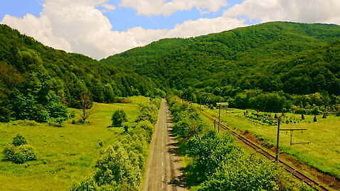 나무 구름 도로 길 여행 백그라운드 낙엽 잎 교통시설 자연 휴가 산 안테나 풍경 사람없음 야외 초록색 여름 파란색 환경 봄 운전 자유 시골 황무지 정상 숲 장면 침엽수 산악지대 항공촬영 루트 방법 삼림지대 4K MOV 해외동영상 클립영상 자연요소 식물 계절 뷰포인트 컬러 교통 컨셉 통신 모션 시설 생태계 동영상 파일형식