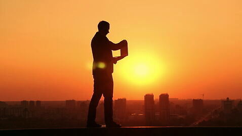 직업 1 라이프스타일 남자 실루엣 오렌지 비즈니스 모션 자동차 하늘 성공 아침 노동자 따뜻함 한명 서기 사람 풍경 성인 야외 노트북 컴퓨터 태양 노란색 일출 일몰 새벽 광선 우승 업무 비즈니스맨 황금 정상 야간 타운 스카이라인 필승 수평선 4K MOV 해외동영상 클립영상 주간 자연요소 육상교통 컬러 컨셉 과일 촬영기법 생활 전자제품 노을 도시 최고 작업 직장인 동영상 파일형식