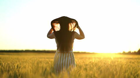 손 드레스 여자 행복 밭 모션 바람 휴식 건강 한명 풍경 초록색 여름 빛 햇빛 태양 일출 맑음 화목 일몰 봄 산책 자유 시골 저녁 밀 밀짚 내추럴 호밀 귀리 4K MOV 해외동영상 클립영상 자연요소 1 옷 계절 감정 컬러 컨셉 농업 날씨 곡류 사람 신체부위 노을 짚 야간 동영상 파일형식