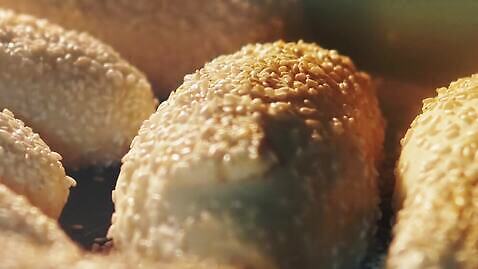 전통 음식 빵 백그라운드 재료 탁자 디저트 쟁반 요리 사람없음 주방 식사 빵집 흰색 신선 달콤 맛 아침식사 잼 공예 굽기 준비 날것 반죽 만들기 롤 밀가루 밀가루반죽 덩어리 프랑스어 제빵사 페스츄리 핸드메이드 맛있는 4K 타임랩스 MP4 해외동영상 클립영상 직업 문자 컬러 가구 컨셉 모션 촬영기법 취미 상점 소스_음식 가루 구이 동영상 파일형식