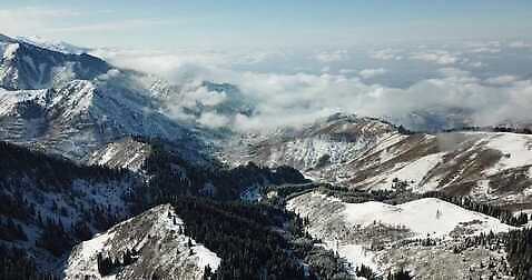 나무 구름 계절 여행 크리스마스 겨울 자연 하늘 동화 휴가 산 안테나 파노라마 풍경 경사 사람없음 야외 파란색 평화 계곡 냉동 하이킹 추위 흰색 소나무 정상 숲 언덕 산등성이 서리 장면 항공촬영 드론 절정 카자흐스탄 눈내림 가문비나무 4K 알마티 MP4 해외동영상 클립영상 자연요소 식물 기념일 아시아 뷰포인트 컬러 컨셉 통신 레저 눈_날씨 촬영기법 생태계 동영상 파일형식