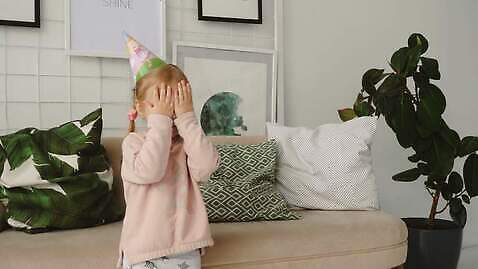 백인 라이프스타일 여자 딸 행복 어린이 가족 엄마 실내 선물 사랑 웃음 사람 성인 두명 파티 귀여움 기쁨 고깔모자 생일 토끼인형 4K MOV 해외동영상 클립영상 서양인 모자_잡화 기념일 감정 인형 컨셉 관계 표정 이벤트 내부 생활 토끼 동영상 파일형식