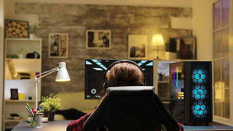 라이프스타일 실내 한명 앉기 성인 뒷모습 컴퓨터 모니터 헤드폰 방 게임 집중 게이머 4K MOV 해외동영상 클립영상 1 뷰포인트 음향기기 컨셉 모션 놀이 사람 내부 생활 전자제품 동영상 파일형식