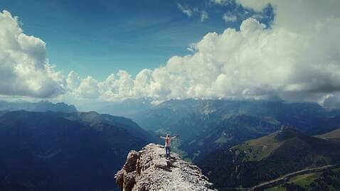 여행 자연 산 한명 사람 이탈리아 하이킹 자유 정상 4K MOV 해외동영상 구름_자연 풍경_경치 자연요소 1 유럽 컨셉 레저 생태계 동영상 파일형식