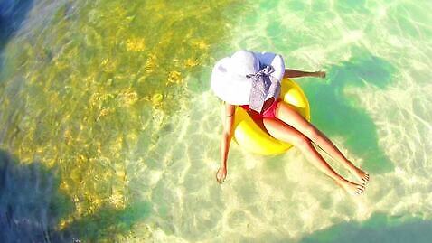 여자 어린이 바다 여행 휴가 휴식 사람 여름 수영 튜브 HD MOV 해외동영상 클립영상 계절 컨셉 수상스포츠 동영상 파일형식