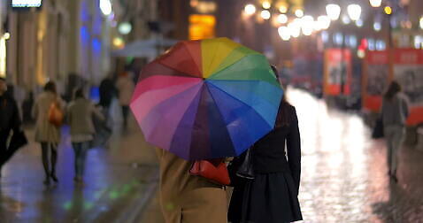여자 우산 거리 함께함 사람 여러명 야외 산책 도시 보행로 야간 회전 4K MOV 해외동영상 자연요소 길 다수 컨셉 휴식 동영상 파일형식