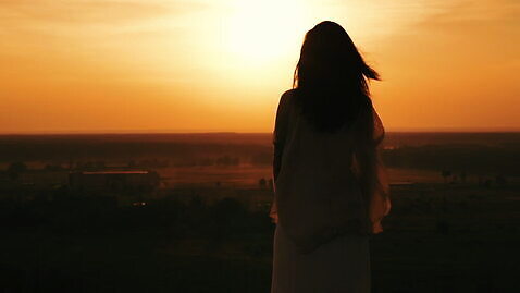 응시 여자 실루엣 하늘 한명 서기 사람 야외 뒷모습 태양 일출 일몰 MOV 해외동영상 클립영상 자연요소 1 시선 뷰포인트 모션 촬영기법 노을 동영상 파일형식