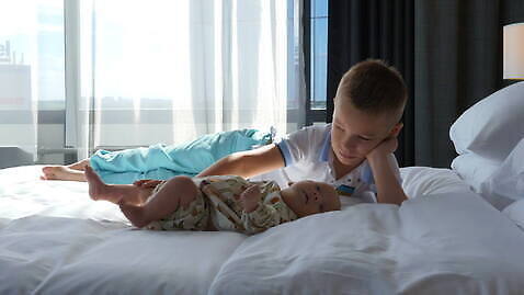 백인 어린이 가족 놀이 실내 사람 소년 침실 침대 아기 신생아 남동생 4K MOV 해외동영상 클립영상 서양인 남자 가구 관계 내부 동생 동영상 파일형식