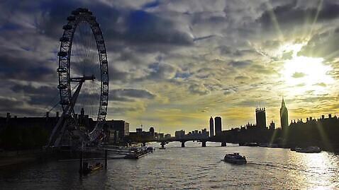 실루엣 유럽 하늘 영국 사람없음 건물 도시풍경 태양 일몰 도시 유람선 런던 대관람차 빅벤 랜드마크 MOV 해외동영상 클립영상 자연요소 건축물 나라 배_교통 촬영기법 풍경 노을 놀이기구 시계탑 동영상 파일형식