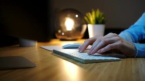 라이프스타일 손 여자 실내 한명 앉기 성인 신체부위 컴퓨터 방 램프 타이핑 키보드 야간 책상 4K MOV 해외동영상 클립영상 자연요소 1 가구 모션 조명 사람 내부 생활 전자제품 동영상 파일형식