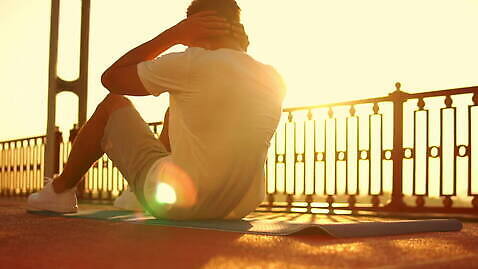 백인 남자 운동화 건강 한명 야외 뒷모습 운동 태양 매트 윗몸일으키기 MOV 해외동영상 클립영상 자연요소 서양인 1 뷰포인트 신발 사람 동영상 파일형식