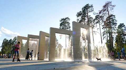 나무 공원 어린이 미소 사람 야외 여름 태양 맑음 자전거 미국 자유 도시 분수 우크라이나 4K MOV 해외동영상 클립영상 자연요소 식물 계절 공공시설 유럽 컨셉 북아메리카 날씨 표정 바이크 동영상 파일형식