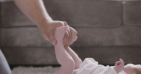 백인 여자 남자 딸 가정 가족 잉글랜드 실내 사랑 소녀 두명 부모 육아 아기 아빠 보호 돌봄 4K MOV 해외동영상 클립영상 서양인 감정 어린이 컨셉 관계 모션 영국 사람 내부 동영상 파일형식