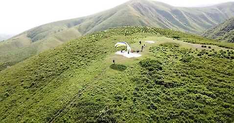 스포츠 하늘 산 사람 야외 초록색 비행 체험 정상 패러글라이딩 항공촬영 카자흐스탄 4K 알마티 MP4 해외동영상 클립영상 아시아 뷰포인트 컬러 컨셉 동영상 파일형식