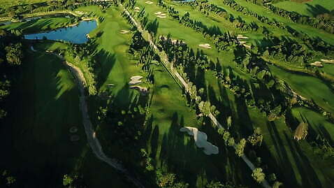 나무 골프장 그림자 풍경 사람없음 야외 초록색 햇빛 이탈리아 연못 4K MOV 해외동영상 클립영상 식물 유럽 컬러 골프 스포츠시설 태양 동영상 파일형식