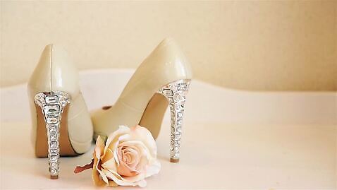 결혼 백그라운드 신발 탁자 사람없음 흰색 고급 우아함 하이힐 보석 오브젝트 MOV 해외동영상 클립영상 구두 컬러 가구 컨셉 이벤트 여성화 광석 동영상 파일형식