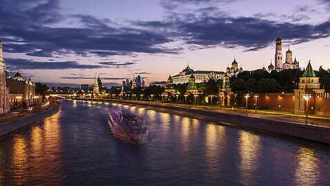 구름 여행 자동차 조명 사람없음 강 도시풍경 황혼 일몰 도시 보트 저녁 러시아 빛망울 랜드마크 모스크바 크렘린궁전 4K 타임랩스 MOV 해외동영상 클립영상 자연요소 유럽 육상교통 배_교통 촬영기법 풍경 빛 노을 궁전 야간 동영상 크렘린 파일형식