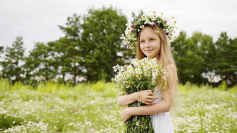 백인 긴머리 여자 어린이 꽃다발 미소 야외 두명 금발 햇빛 사진촬영 잡기 MOV 해외동영상 클립영상 서양인 헤어스타일 꽃 모션 표정 사람 태양 촬영 동영상 파일형식