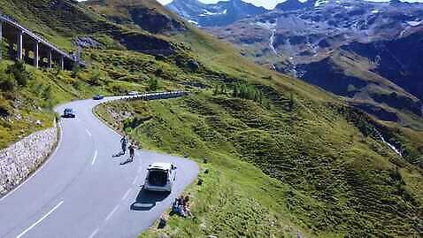 커플 여자 남자 도로 여행 자동차 휴가 휴식 산 앉기 풍경 여러명 성인 운전 알프스 성인만 4K MOV 해외동영상 클립영상 유럽 길 육상교통 다수 컨셉 관계 교통시설 모션 사람 동영상 파일형식