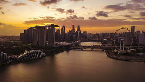 구름 아시아 비즈니스 건축양식 하늘 호텔 사람없음 건물 도시풍경 일출 고층빌딩 일몰 상업 싱가폴 랜드마크 4K 타임랩스 MOV 해외동영상 클립영상 자연요소 건축물 건축 나라 숙소 촬영기법 풍경 빌딩 노을 도시 동영상 파일형식