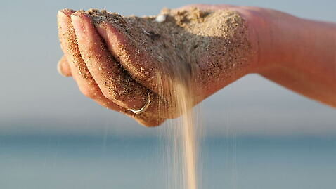 손 여자 모래 바다 사람 성인 반지 잡기 떨어짐 MOV 해외동영상 클립영상 컨셉 장신구 모션 신체부위 동영상 파일형식