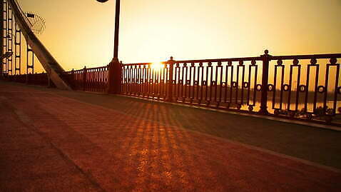 도로 사람없음 야외 강 햇빛 태양 일출 일몰 가교 4K MOV 해외동영상 클립영상 자연요소 건축물 길 교통시설 노을 동영상 파일형식