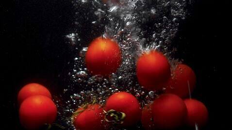 채소 방울토마토 실내 사람없음 빨간색 물 거품 물방울 신선 액체 떨어짐 스플래쉬 4K MP4 해외동영상 자연요소 컬러 컨셉 토마토 동영상 파일형식