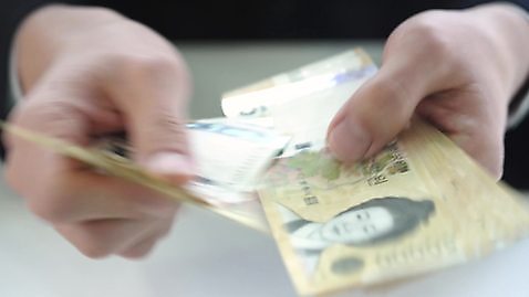 스튜디오촬영 손 돈 비즈니스 들기 신체부위 오만원 세기 정산 4K MP4 MOV 국내동영상 클립영상 지폐 모션 실내 사람 재산 동영상 파일형식