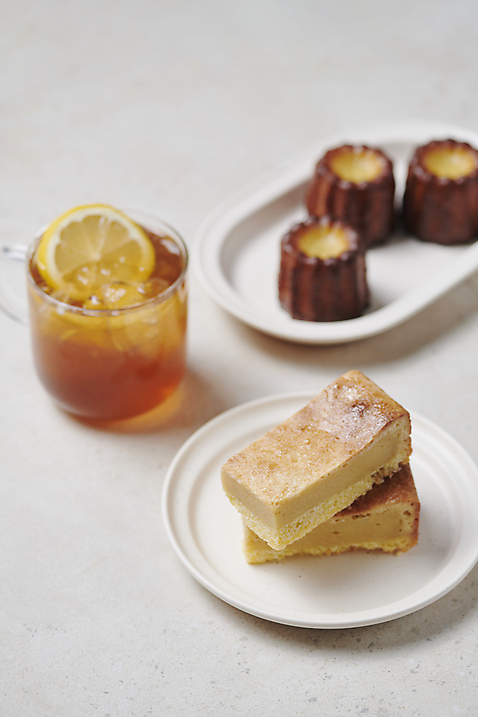 포토 음료 음식 디저트 촬영기법 실내 내부 파일형식 아웃포커스 사람없음 까눌레 차 스튜디오촬영 JPG 버터바 구움과자 국내포토