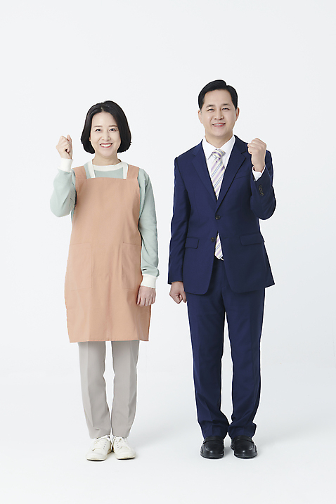 포토 JPG 스튜디오촬영 전신 여자 남자 중년 50대 서기 누끼 정장 두명 앞모습 파이팅 앞치마 주먹 한국인 비즈니스맨 중년만 소상공인 미소_표정 국내포토 직업 옷 뷰포인트 비즈니스 모션 실내 표정 사람 동양인 성인 경제 직장인 상인 성인만 파일형식