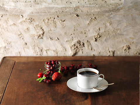 포토 커피 음료 과일 탁자 병_용기 잔 수저 내부 파일형식 나무탁자 유리병 사람없음 산딸기 커피잔 숟가락 딸기 JPG 실내 맛있는 국내포토