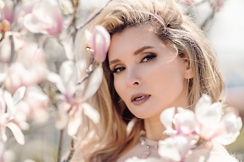 포토 JPG 해외이미지 여자 한명 상반신 성인 야외 뷰티 봄 목련 목련나무 성인여자한명만 해외202309 해외포토 나무 1 계절 꽃 사람 여자한명만 성인여자만 파일형식