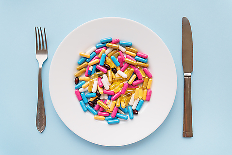 포토 JPG 해외이미지 접시 하늘색 백그라운드 포크 건강 사람없음 알약 나이프 혼합 비타민제 영양제 해외202309 해외포토 식기 파란색 약 칼 비타민 파일형식